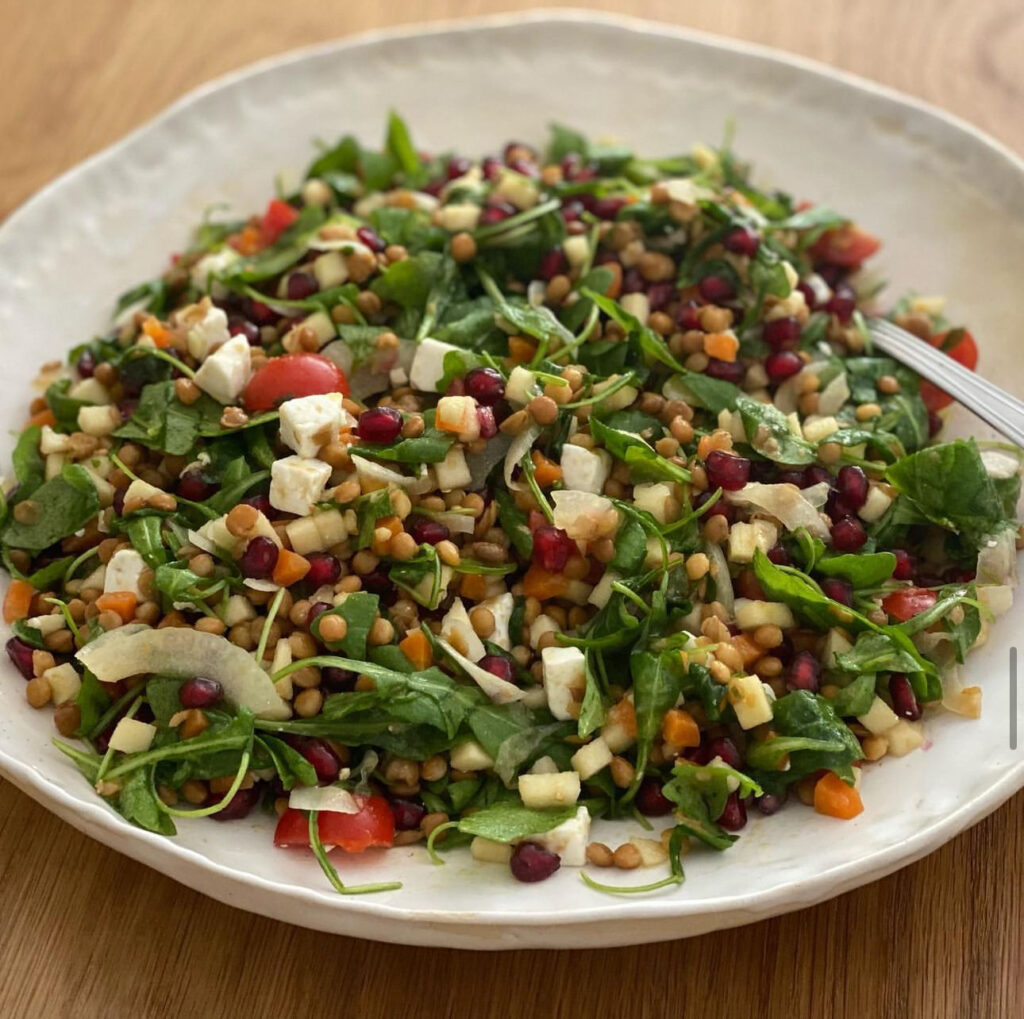 Ensalada de lentejas con queso de cabra y granada