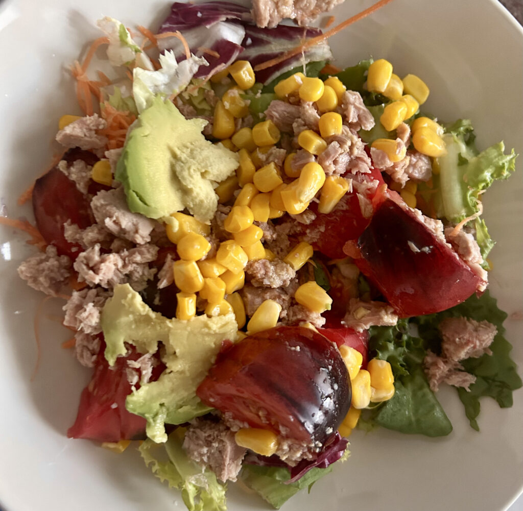 Ensalada de canónigos, tomate, zanahoria, maiz, aguacate y atún/caballa