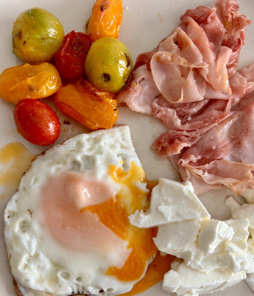 Huevo a la plancha con jamón cocido y queso fresco
