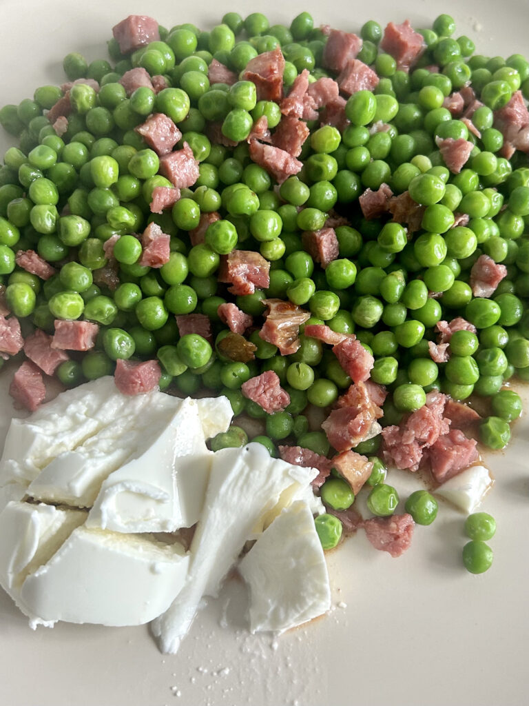 Guisantes con jamón y huevos