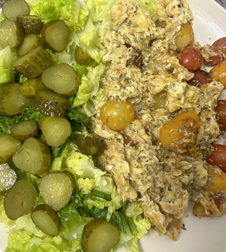 Revuelto con tomates cherry y ensalada