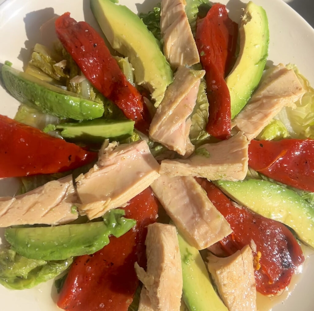 Ensalada de pimientos asados, cogollo, aguacate y atún/caballa