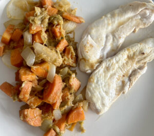 Pechugas de pavo con boniato, judías verdes y calabacín