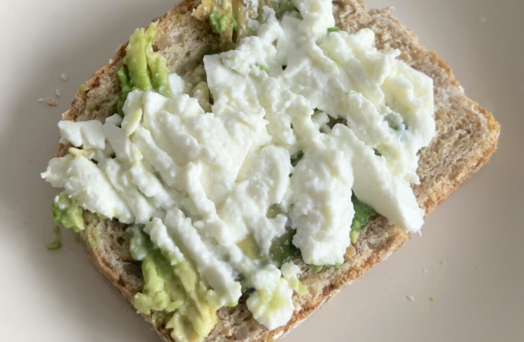 Tostada de aguacate, queso fresco y jamón