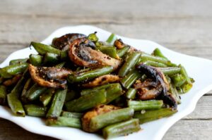 Judías verdes rehogadas con setas y almendras picadas con tortilla rellena de queso