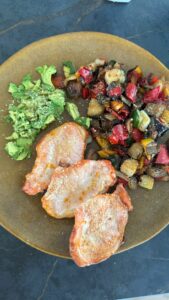 Lomo de cerdo a la plancha con vegetales rehogados y aguacate