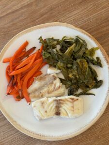 Merluza a la plancha con acelgas y zanahorias asadas