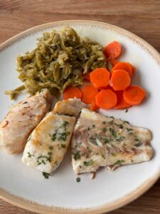 Merluza a la plancha con judías verdes rehogadas y zanahoria cocida