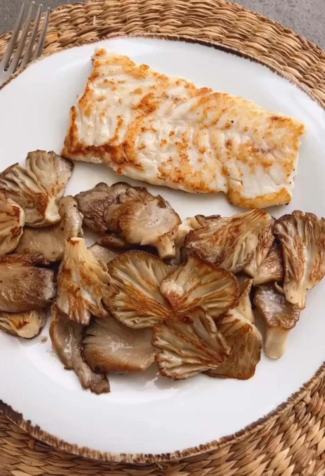Merluza a la plancha con setas y arroz Viasanatio