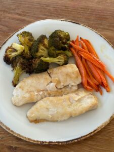 Merluza a la plancha con brócoli y zanahoria asadas