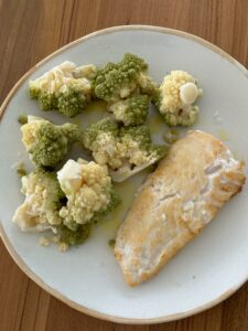 Merluza a la plancha con romanescu