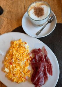 Huevos revueltos con jamón