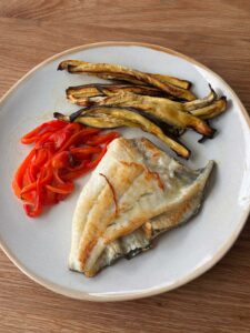 Rodaballo a la plancha con berenjena y pimiento rojo al horno