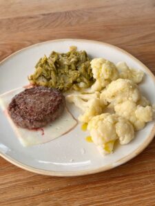 Hamburguesa de ternera con judías verdes rehogadas con cebolla y coliflor
