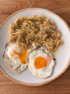 Huevos a la plancha con judías en conserva