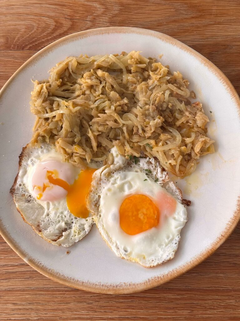 Huevos a la plancha con judías en conserva