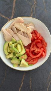 Ensalada de ventresca, tomate y aguacate