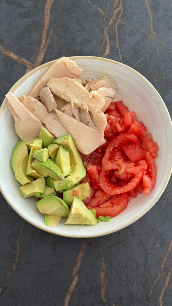 Ensalada de ventresca, tomate y aguacate