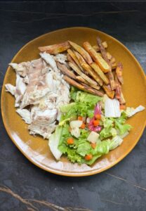 Lubina a la sal, batata y ensalada de lechuga, aceitunas, zanahoria y espárragos
