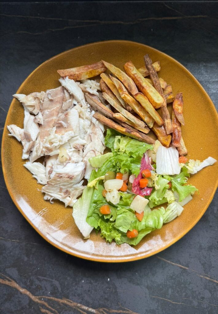 Lubina a la sal, batata y ensalada de lechuga, aceitunas, zanahoria y espárragos
