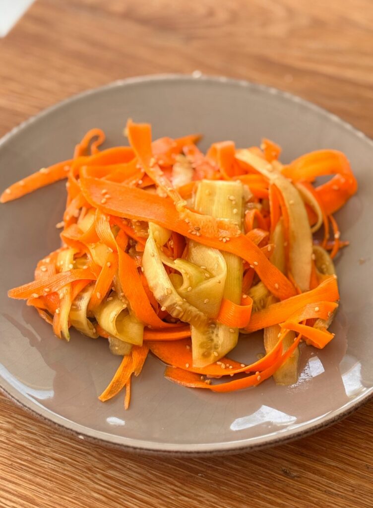 Ensalada de tiras de zanahoria y pepino