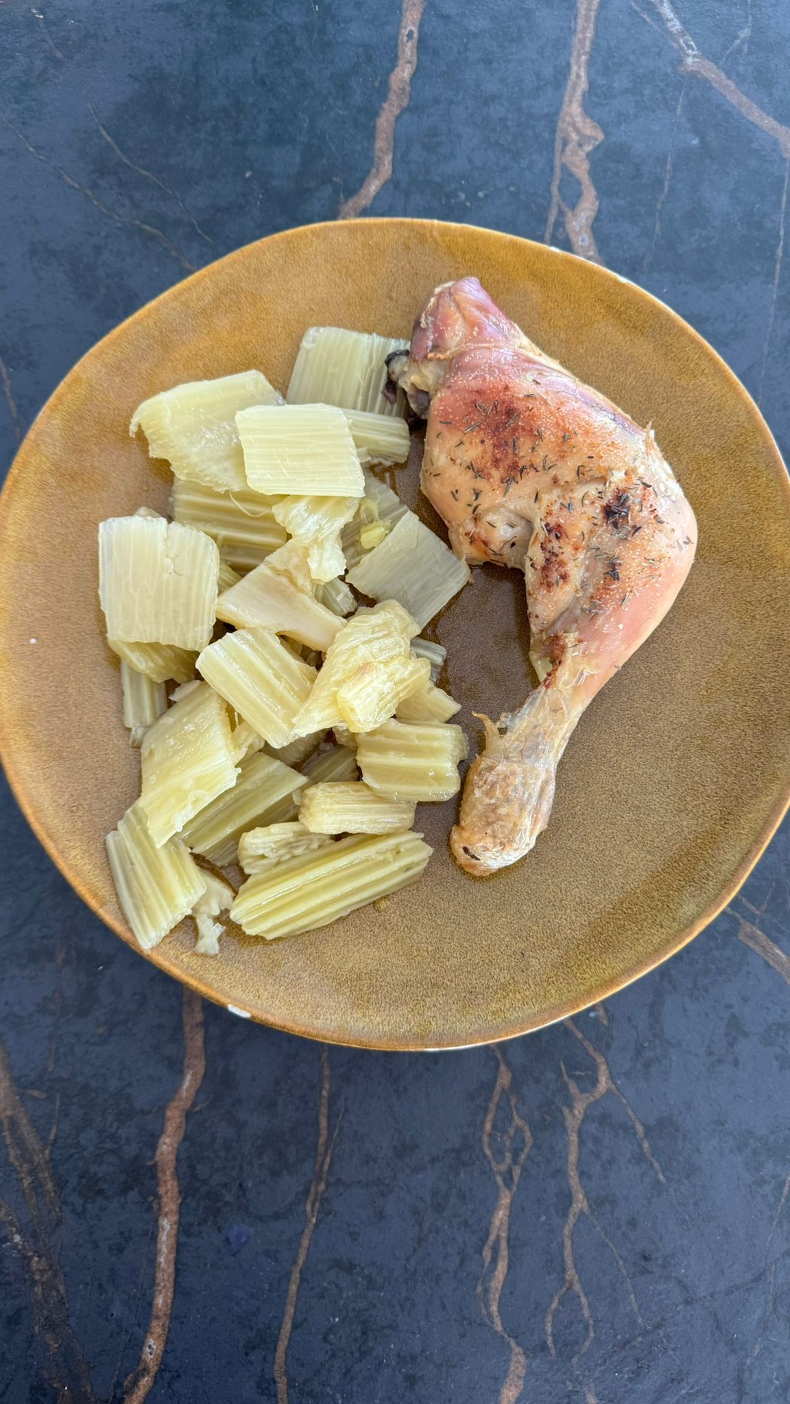 Pollo asado y cardo de Gvtarra con patata asada