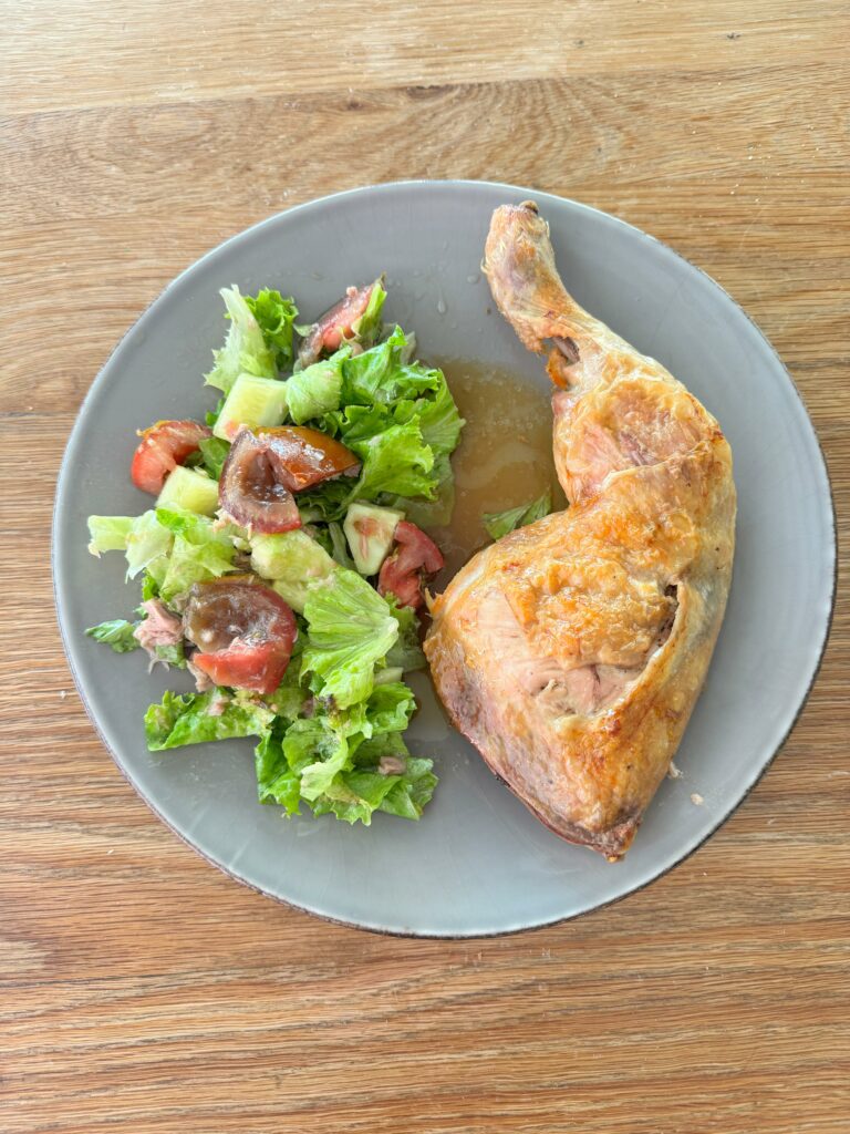 Pollo asado con ensalada de lechuga, tomate y pepino