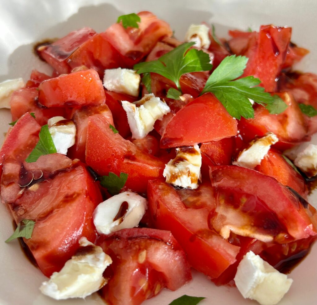 Rape a la plancha con patatas y ensalada de tomate