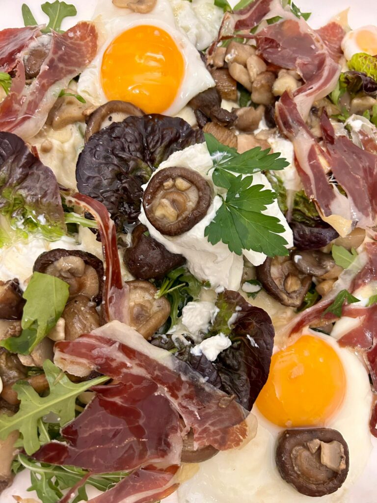 Revuelto de setas con jamón, huevo y rúcula