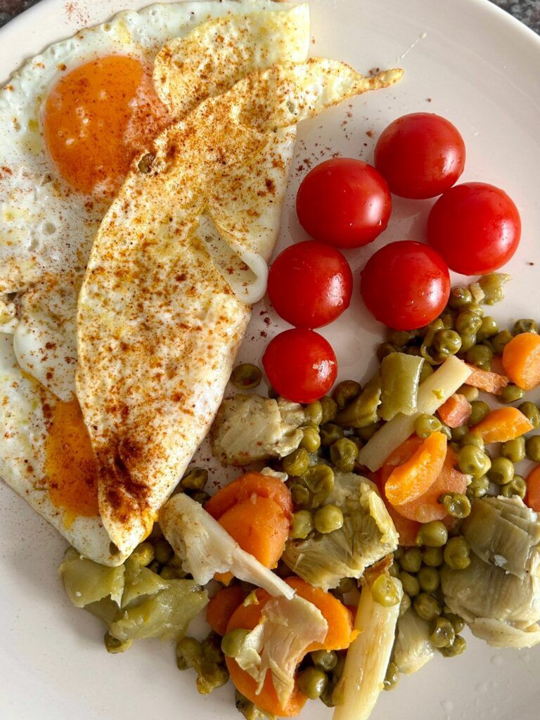 Huevos a la plancha con menestra y tomates cherry