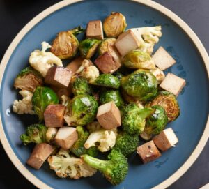 Coliflor y coles de bruselas a la plancha con tofu