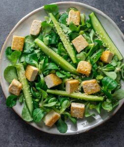 Ensalada de canónigos,pepino, tofu y quinoa