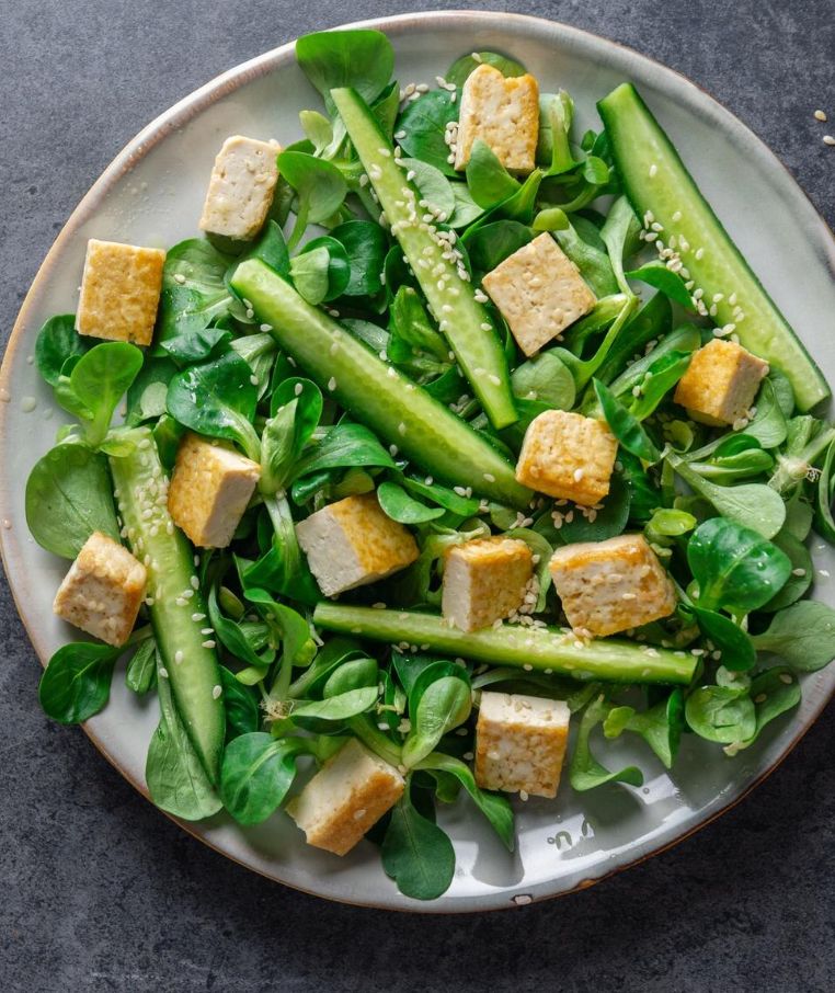 Ensalada de canónigos, pepino, tofu, quinoa y queso
