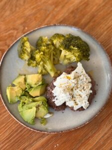 Hamburguesa de ternera con brócoli, aguacate, queso fresco y boniato