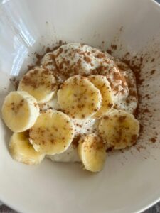 Yogur con plátano y canela