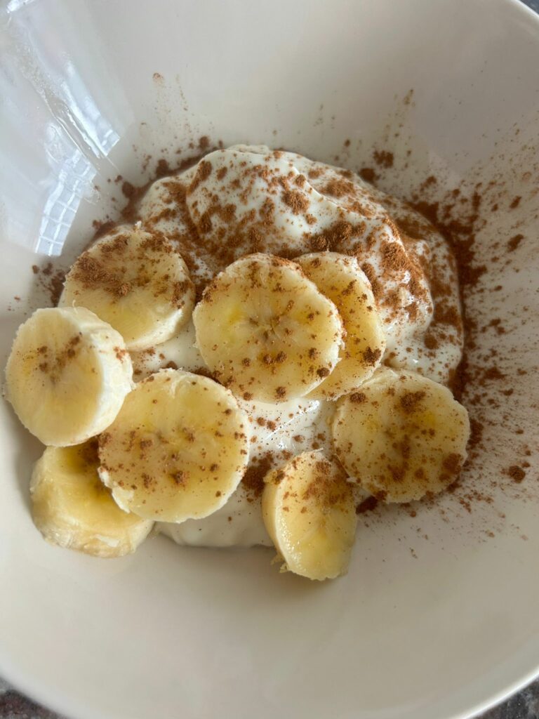 Yogur con plátano y canela