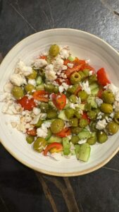 Ensalada de merluza,tomates cherry, aceitunas, pepinillos y pepino