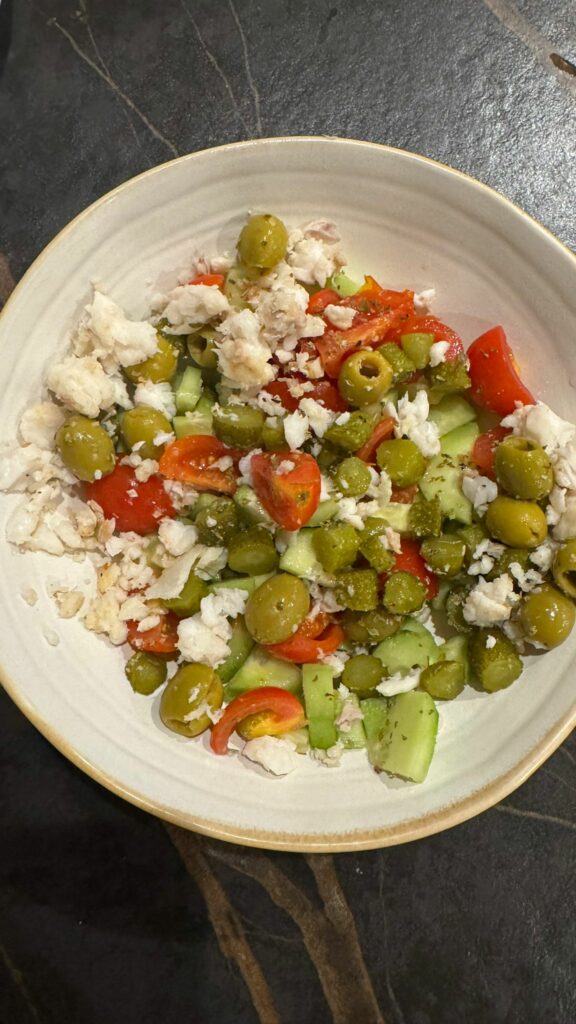 Merluza con arroz, tomates cherry, aceitunas, pepinillos y pepino