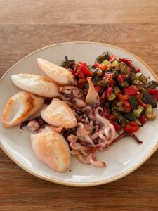 Calamar plancha con patatas y verduras al horno