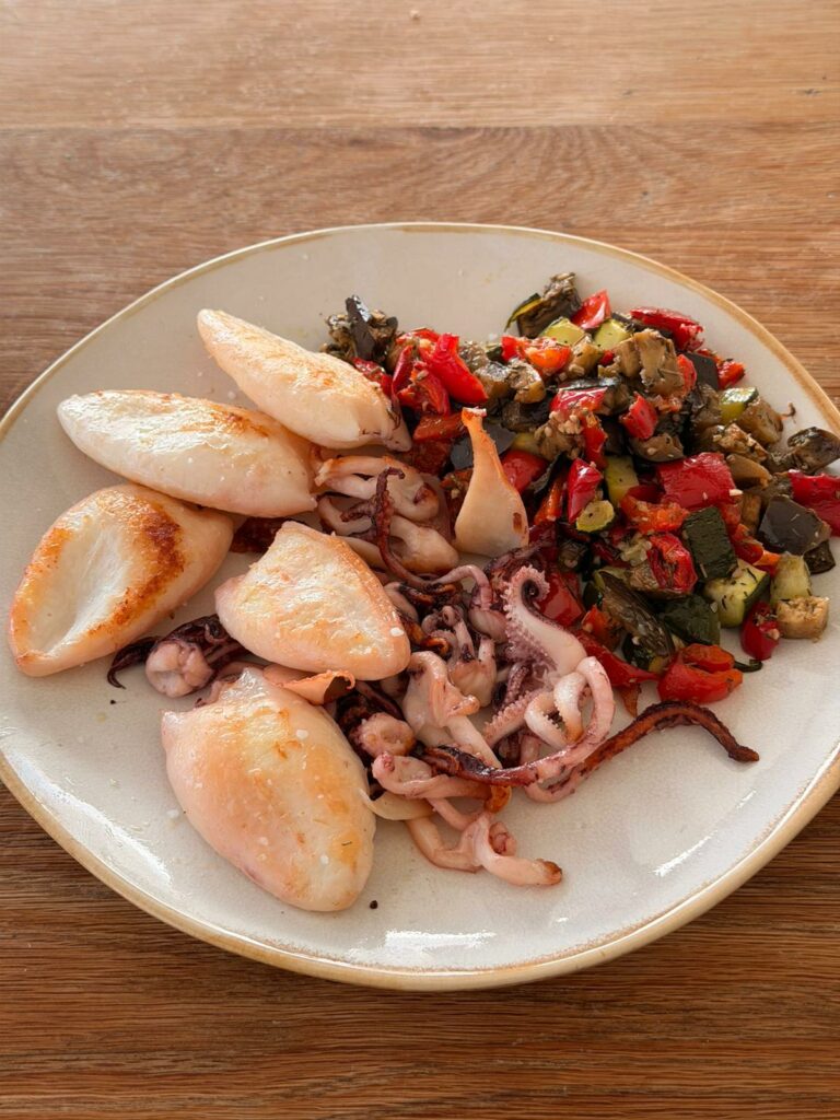 Calamar plancha con arroz y verduras al horno