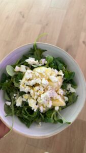 Ensalada templada de tempeh con rúcula y queso de cabra