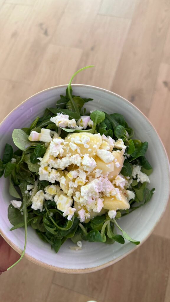 Ensalada templada de tempeh con rúcula y queso de cabra