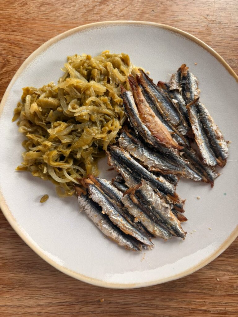 Boquerones con judías verdes rehogadas