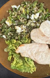 Pollo a la plancha con judías verdes rehogadas y quinoa