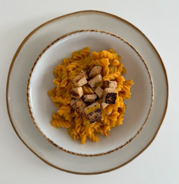 Pasta de lentejas con salsa de calabaza y tofu