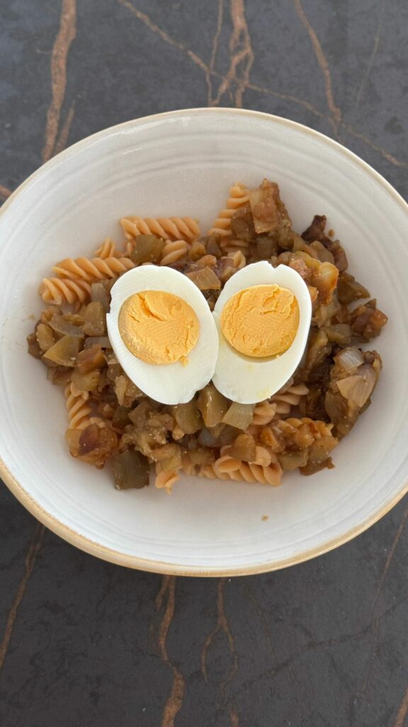 Pasta de lentejas con berenjena y cebolla rehogada y huevo cocido