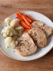 Pechuga de pavo rellena con zanahoria y coliflor