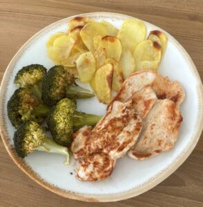 Pollo a la plancha con brócoli y patatas