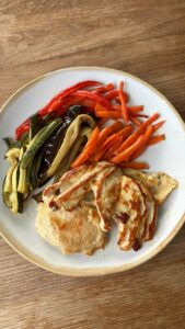 Pollo a la plancha con vegetales asados