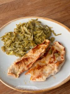 Pavo a la plancha y judías verdes rehogadas con cebolla